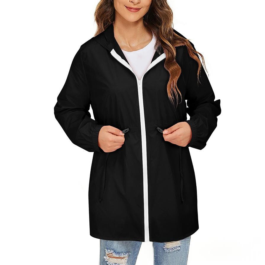 Schwarzer Regenmantel mit Kapuze, weißem Reißverschluss und Verzierung, aus wasserdigem Material für Damen, als Windbreaker-Regenjacke gefertigt.