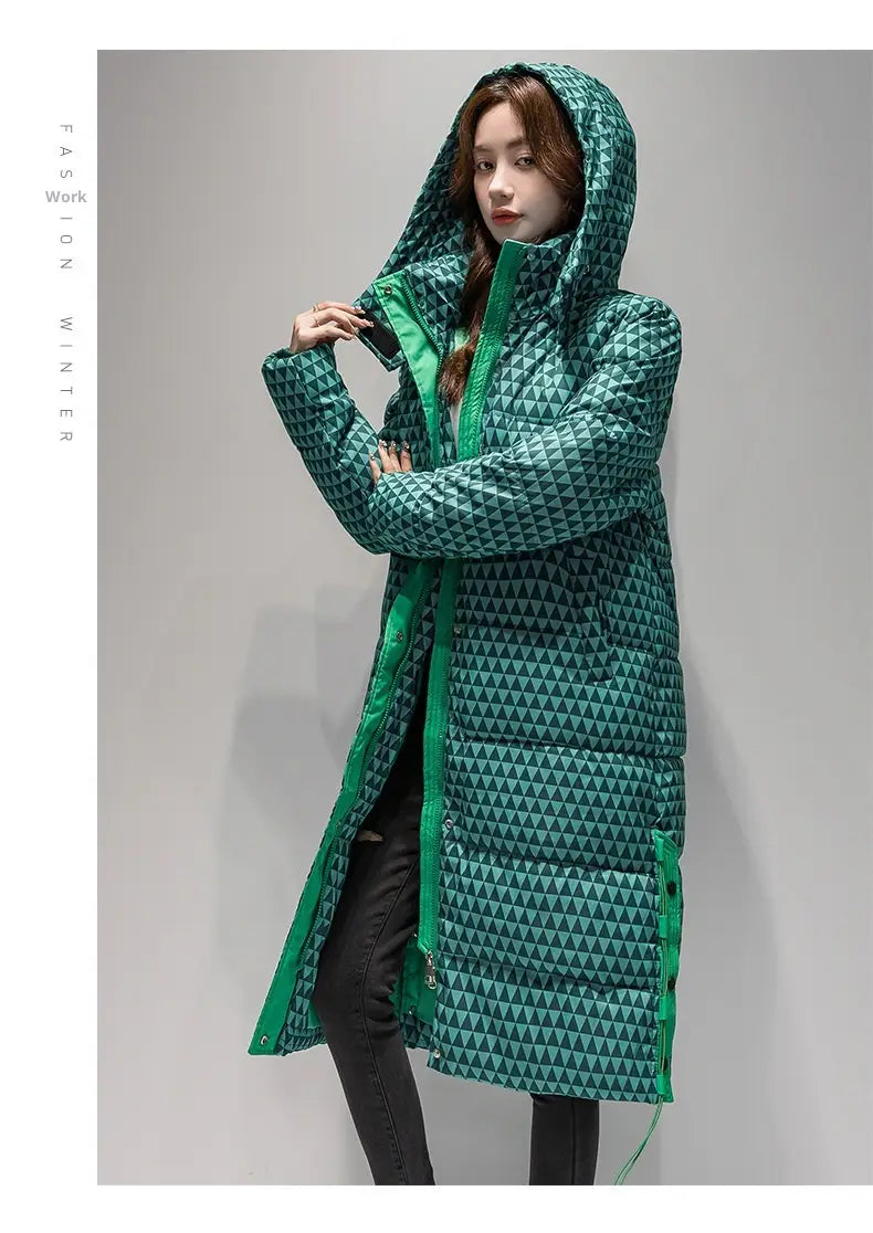 Un long manteau puffer matelassé en coton vert-teal pour femmes, présentant un motif de triangle géométrique et une capuche assortie