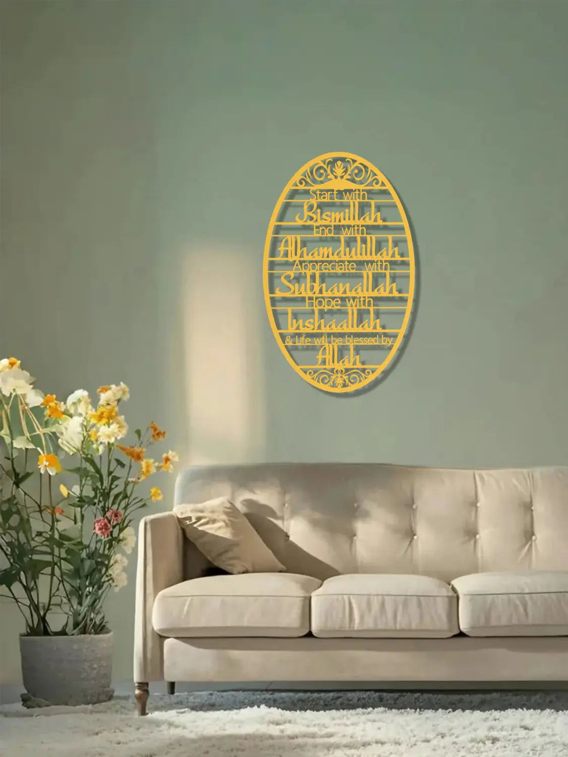Goldene ovale Bismillah-Metall-Wandkunst als islamischer Schlüsselhalter-Haken mit aufwendigem Ausstanz-Design und eingeprägten islamischen Formulierungen.