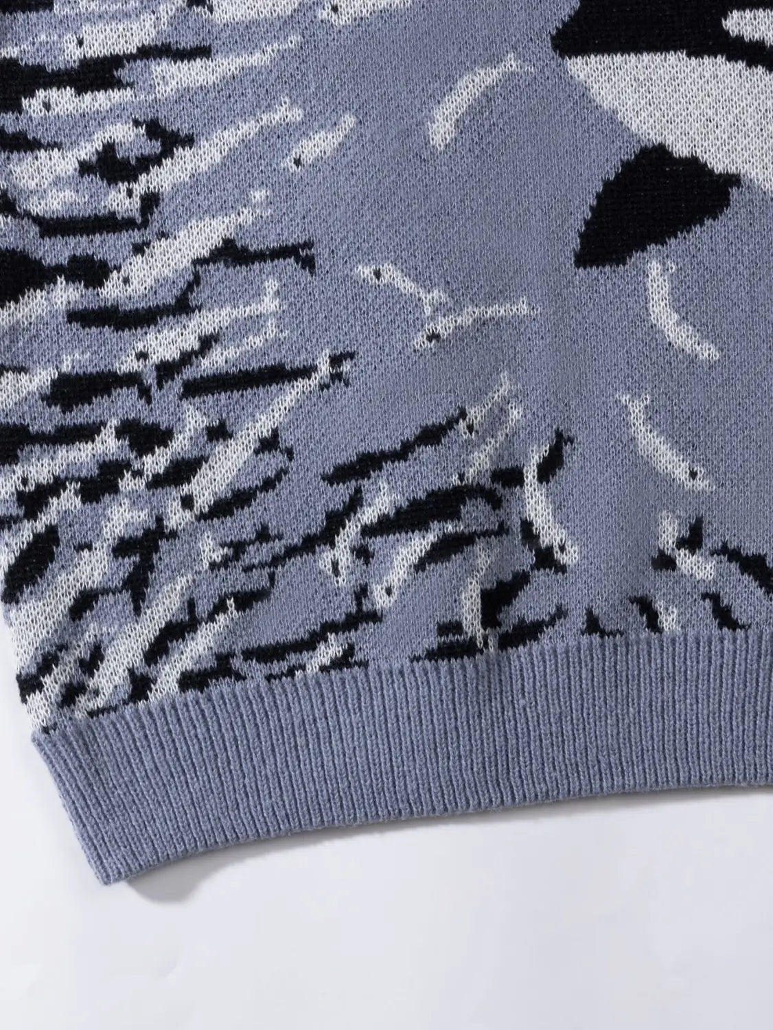 Grauer Strickpullover mit Schwarz-Weiß-Fischmuster im Design eines Casual-Koreanpullovers.