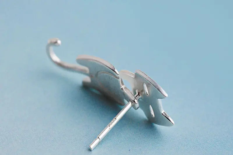 Silberner, katzenförmiger Steckerohrring mit schlankem, minimalistisches Design und polierter Oberfläche aus 925er Sterlingsilber aus „Asymmetrische Katzen- und Fisch-Steckerohrringe“.