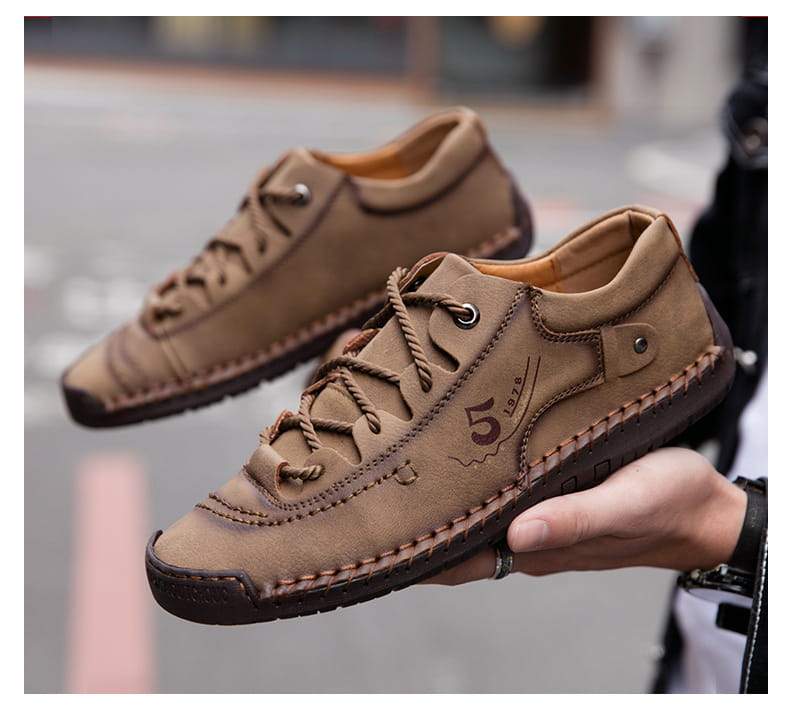 Herren-Lederschuhe im britischen Casual-Stil mit Schnürung aus braunem Wildleder mit gestickter Zehenkappe und dunkelbrauner Gummisohle.