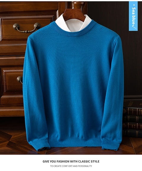 Suéter tipo pulóver de cuello redondo acanalado para hombre en un vibrante azul marino, con textura de punto sutil y cuello interior blanco a contraste.