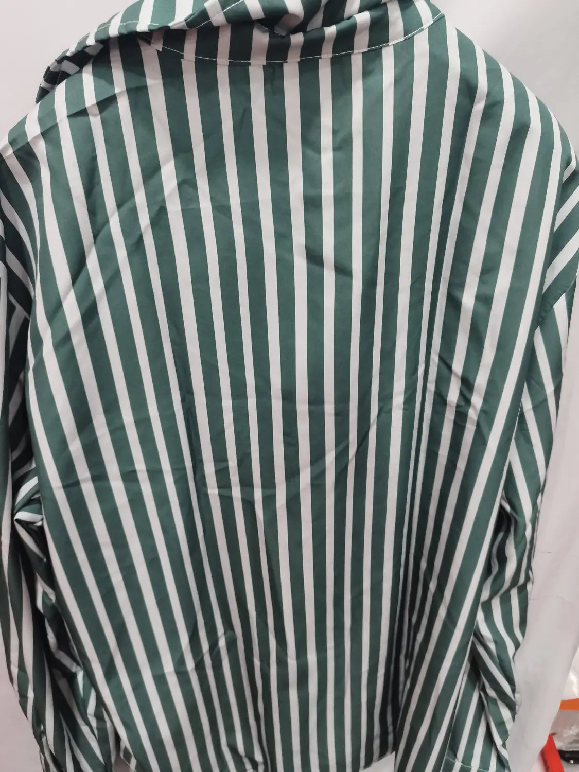 Chemise décontractée à manches longues rayée verticalement vert et blanc pour hommes, avec un col.