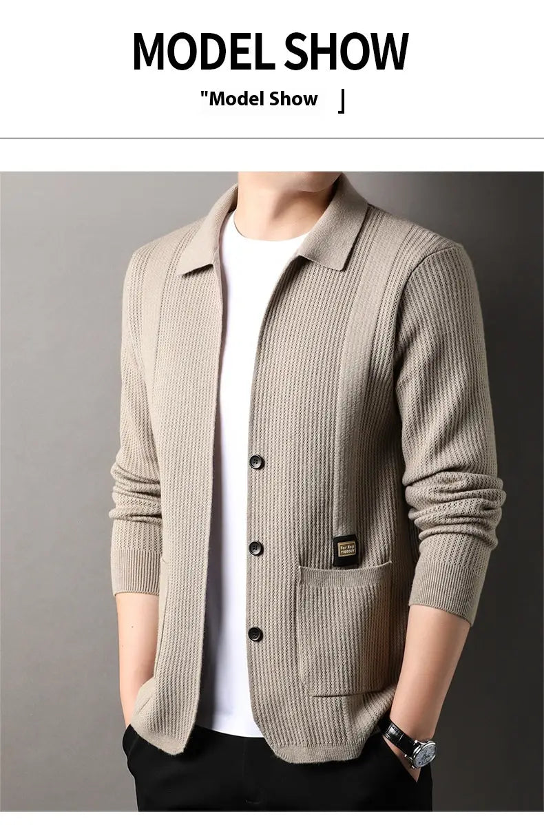 Herren-Rippstrick-Cardigan-Mantel in Beige mit schwarzen Knöpfen und kleinem, markiertem Patch auf der Tasche.