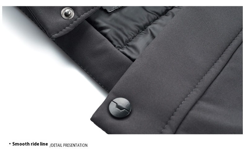 Abrigo de invierno acolchado con capucha para hombre con diseño acolchado negro, botones a presión con acabado plateado y costuras acolchadas.