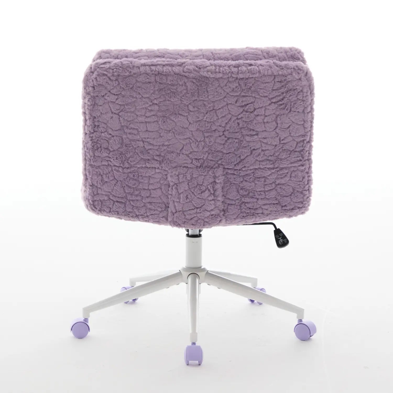 Fauteuil de bureau en fausse fourrure violette, avec un dossier en tissu moelleux duveteux texturé violet assorti et des roues lavande assorties, avec une assise de 26,4 pouces de largeur.