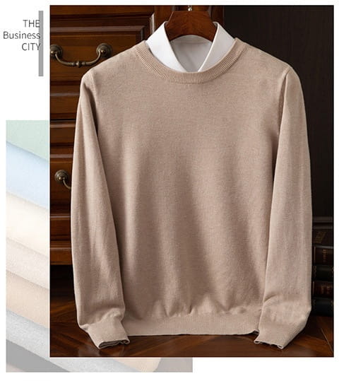 Suéter tipo pulóver de cuello redondo acanalado para hombre color beige, con tejido de punto con textura sutil y puños acanalados, mostrado sobre una camisa con cuello blanco.
