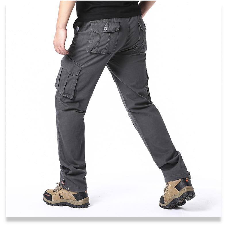 Pantalones cargo de algodón para hombre color gris oscuro, con múltiples bolsillos y diseño de tejido resistente.