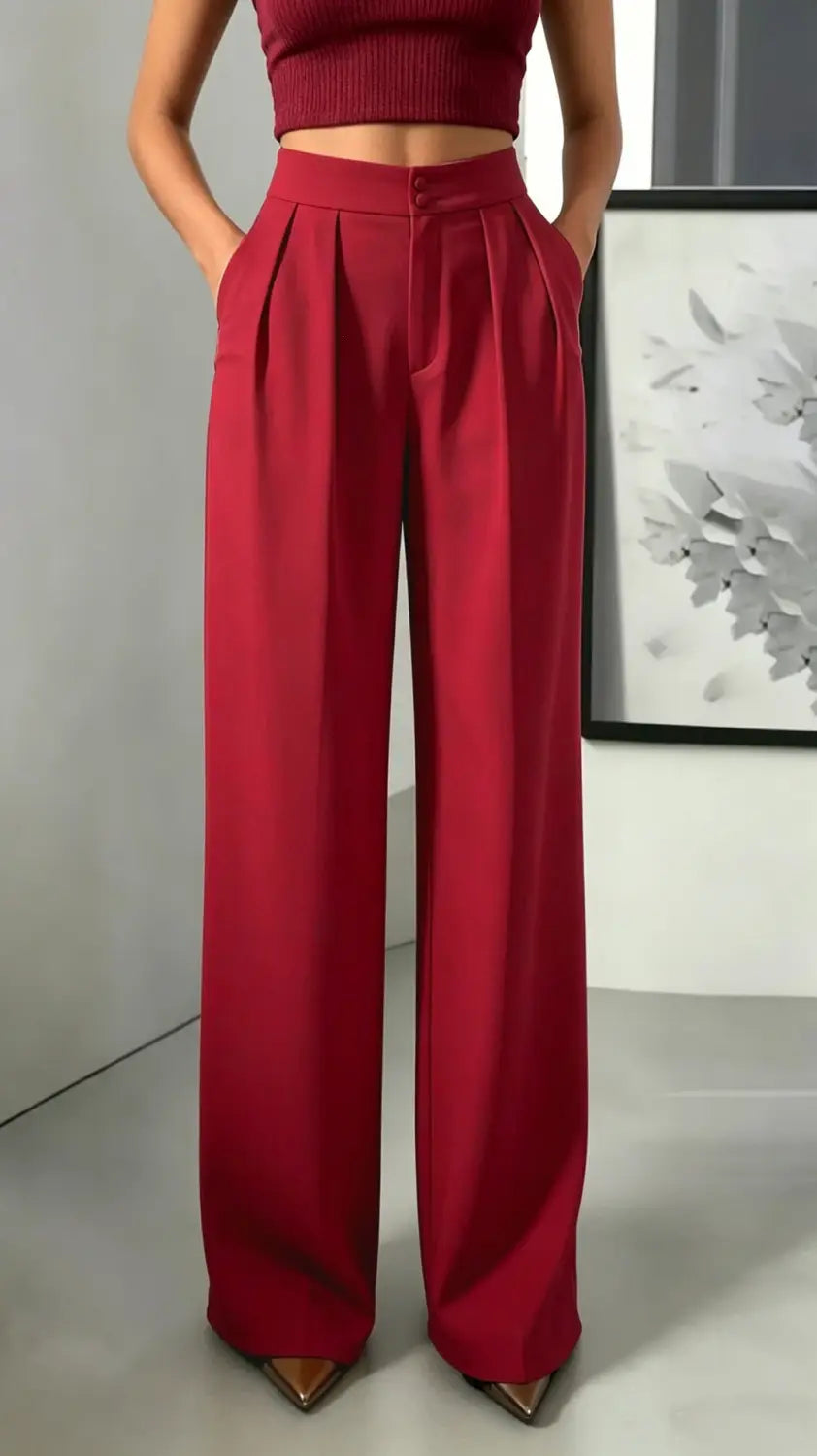 Pantalons à jambes larges, taille haute, rouges, associés à un haut court côtelé et à des escarpins à bout pointu métallisé