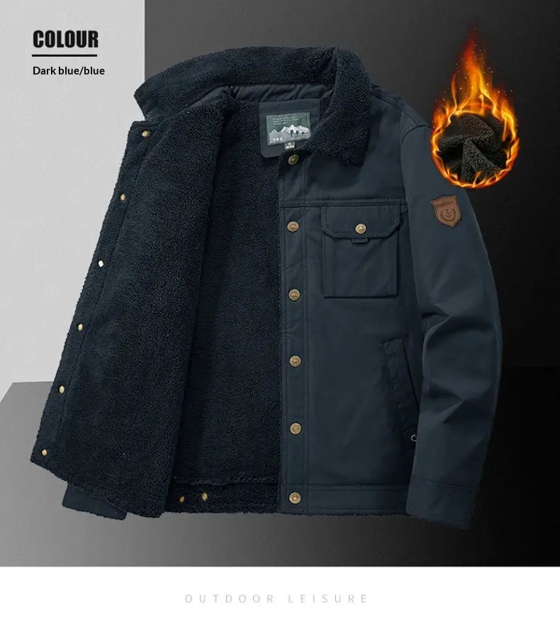 Veste en velours côtelé bleu foncé pour homme, doublée en polaire, avec doublure en peau de mouton (shearling), boutons couleur dorée et un patch matelassé sur la manche.