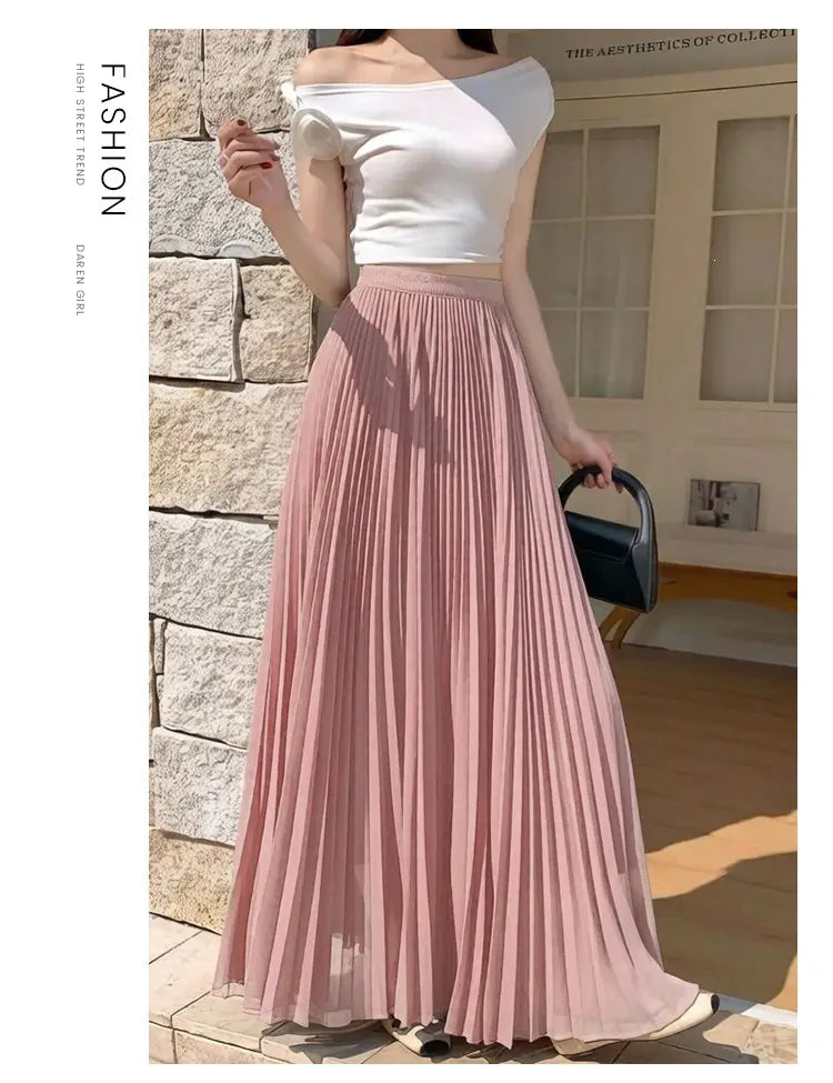 Ein fließender rosafarbener plissierter Chiffon-Maxirock für Damen aus weichem, leichtem Stoff, der elegant fällt.