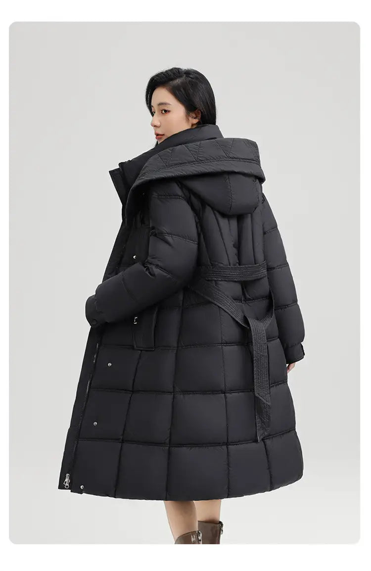 Schwarzer Slim-Fit-Steppmantel mit Daunenfutter für Damen mit abnehmbarer Kapuze und passendem Gürtel
