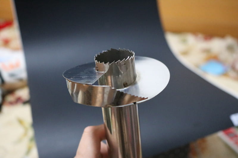 Herramienta brillante de pelar, descorazonar y cortar piña de acero inoxidable con hoja circular dentada para una preparación sencilla de la fruta.