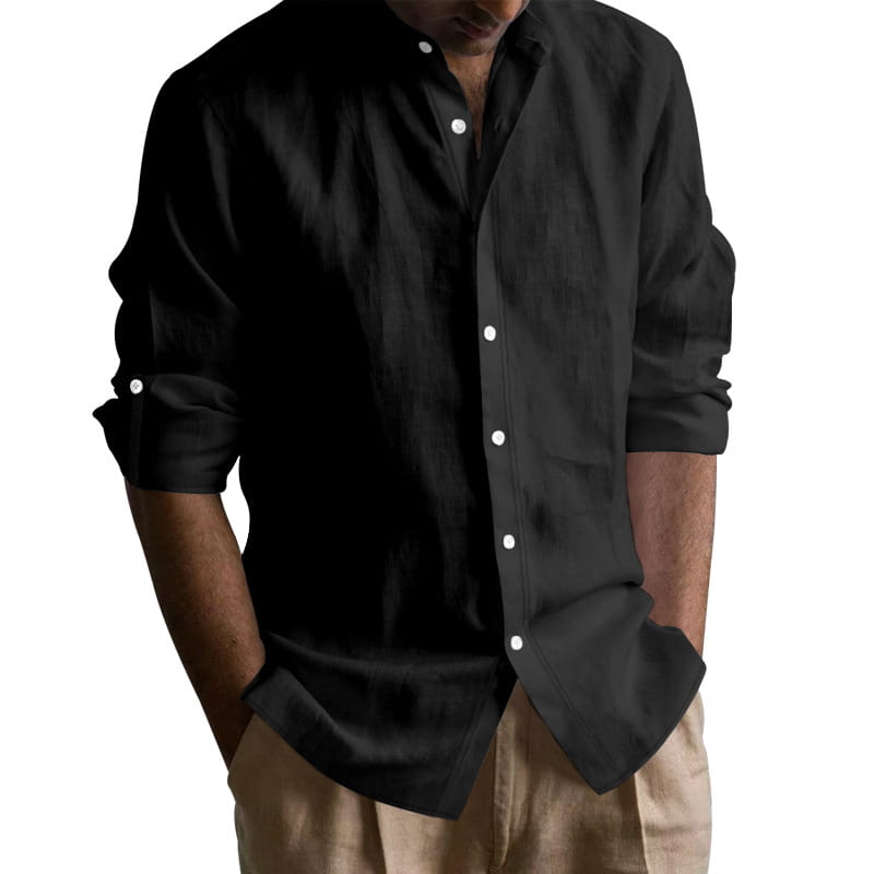 Camisa entallada para hombre en lino de mezcla color negro, de tipo abotonada, con botones blancos y mangas arremangadas.