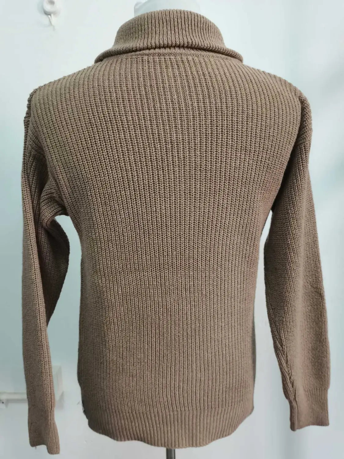 Herren-Halbrollkragenrippstrickpullover in der Farbe Beige aus Strickmaterial für einen stilvollen und komfortablen Sitz.