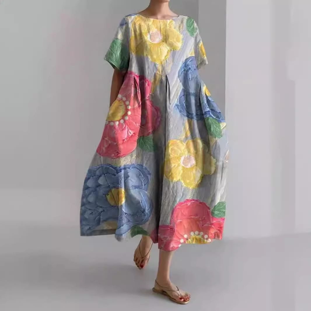 Robe longue en lin grande taille gris clair fluide à silhouette coupe A, ornée de grands motifs floraux colorés en jaune, rose et bleu