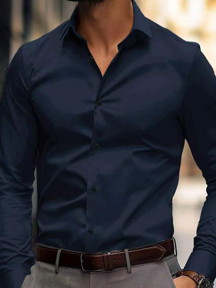 Ein elegantes dunkelblaues Herren-Oberhemd mit langen Ärmeln aus einfarbigem Stoff mit klassischem Kragen und Knopfleiste.