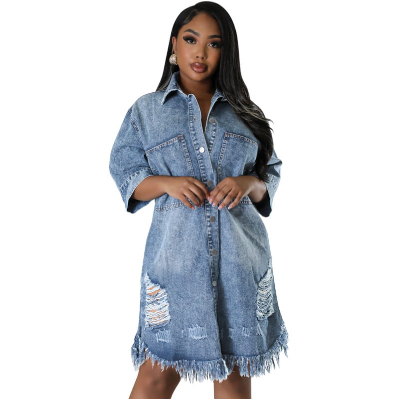 Robe chemise midi en denim, en lavage bleu délavé, avec détails déchirés au niveau des genoux et de l’ourlet, ainsi qu’un ourlet effiloché abîmé.