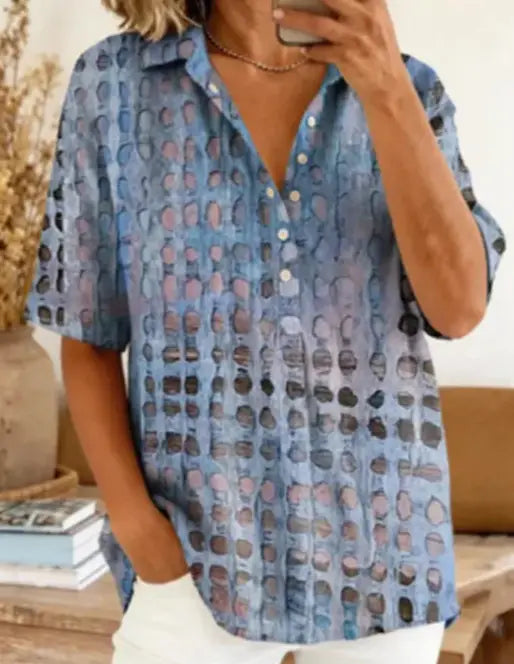 Gemusterter Kurzarm-Knopfhemd-Pullover in Blau mit subtiler Verlaufseffekt-Wirkung und abstrakten kreisförmigen Motiven.