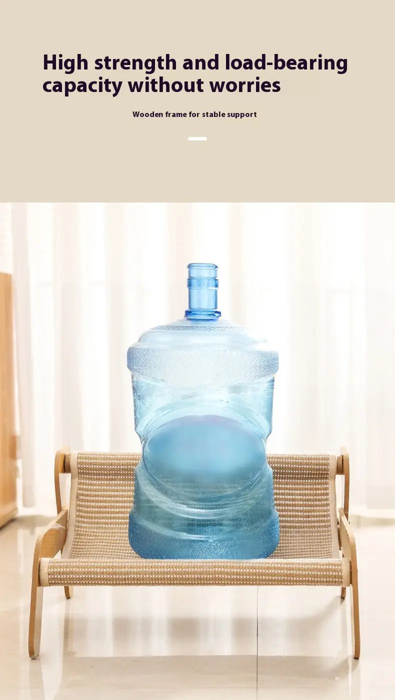 Jarra de agua de plástico azul con soporte de madera, que acompaña el montaje del producto nido cama tipo sillón reclinable de ratán con tabla de rascado para gatos.