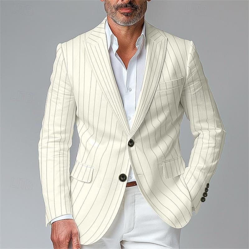 Ein cremefarbenes Herren-Pinstripe-Slim-Fit-Blazer-Jacket mit feinen vertikalen Pinstripes und schwarzen Knöpfen.