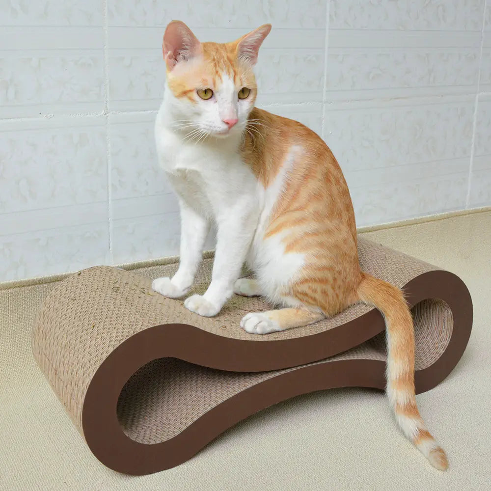 Ein elegantes, gebogenes Wellpappen-Kratzbrett für Katzen mit braunem Kartonrahmen und strukturierter beiger Sisaloberfläche, ausgelegt als modernes Holzpad.