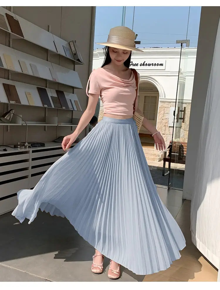 Ein fließender hellblauer plissierter Chiffon-Maxirock für Damen aus weichem, luftigem Stoff mit sanften Falten.