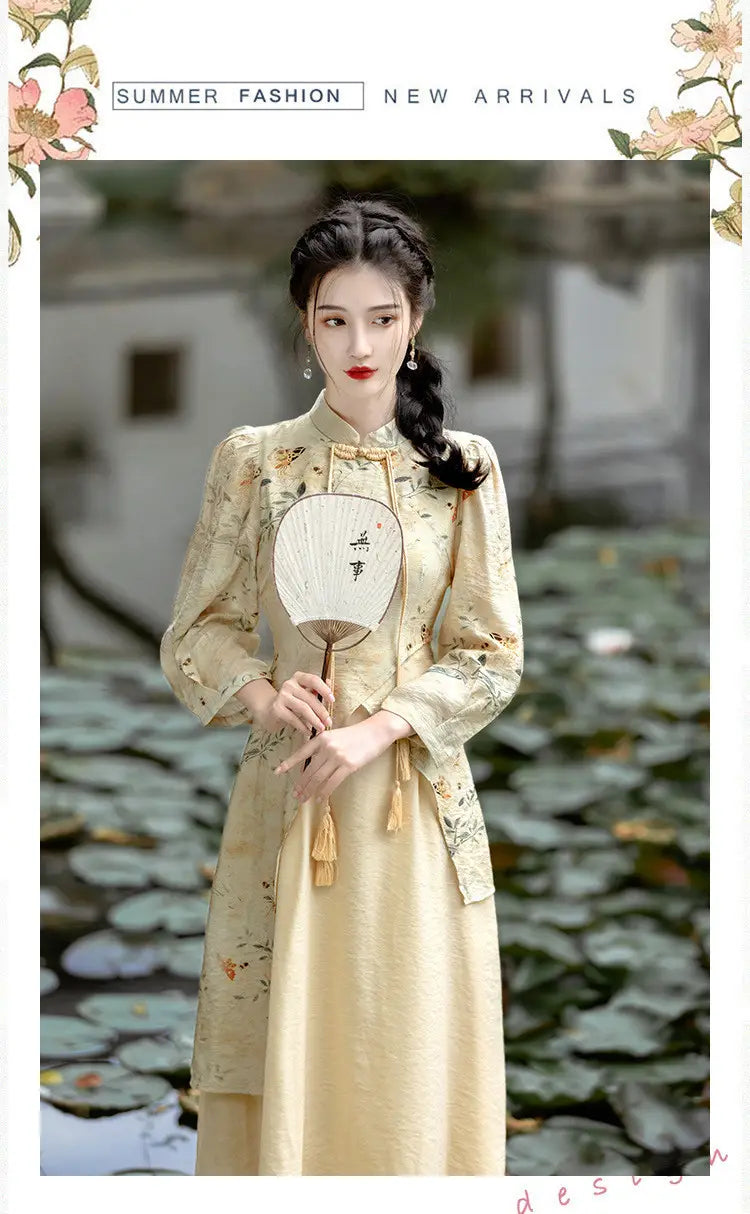 Une femme portant une robe cheongsam pêche brodée de fleurs jaune pâle, à manches longues, avec un col montant.