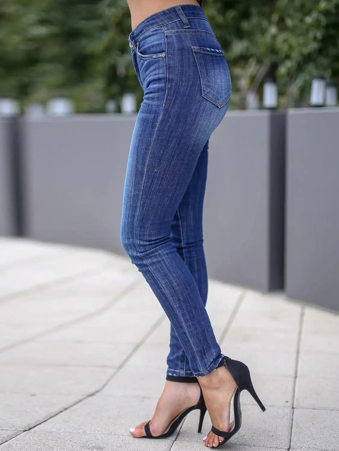 women’s high-waisted stretch skinny jeans in blue denim featuring a classic five-pocket design.