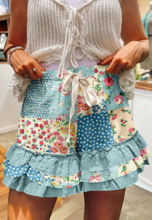 Karomosaik-A-Linien-Rock mit floralen Shorts, gerafftem Saum und einem weißen Tunnelzugbund.