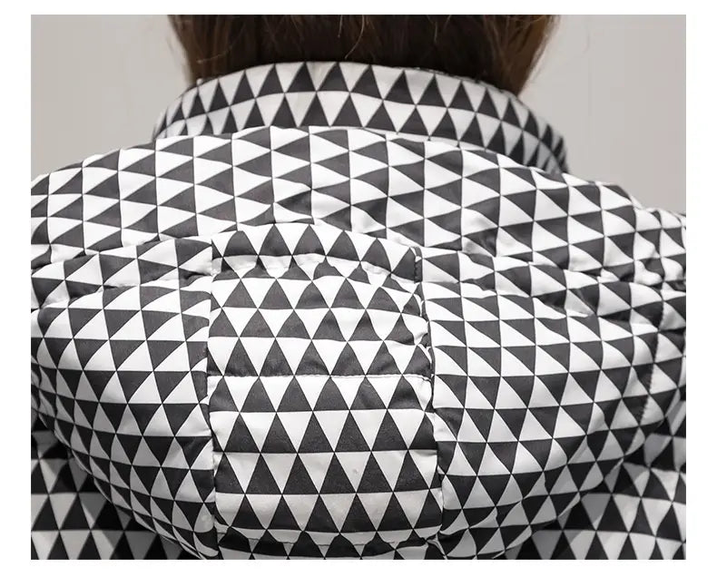 Veste matelassée matelassée à l’effet puffer pour femmes en tissu à carreaux style manteau matelassé, en noir et blanc à motifs triangulaires géométriques.