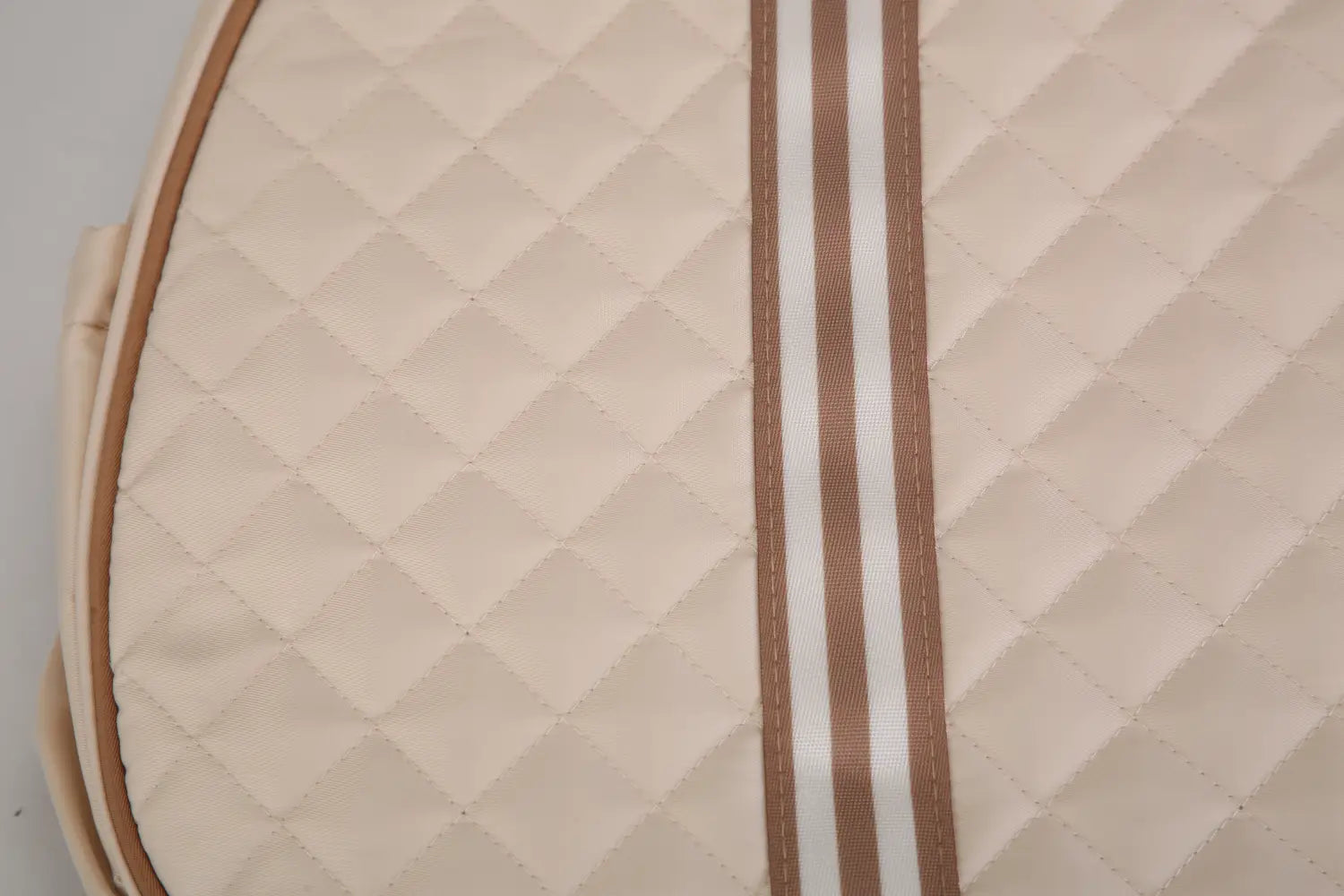 sac bandoulière pour pickleball matelassé beige, imperméable, avec bordure à rayures brunes et blanches et poche humide, réalisée en tissu matelassé