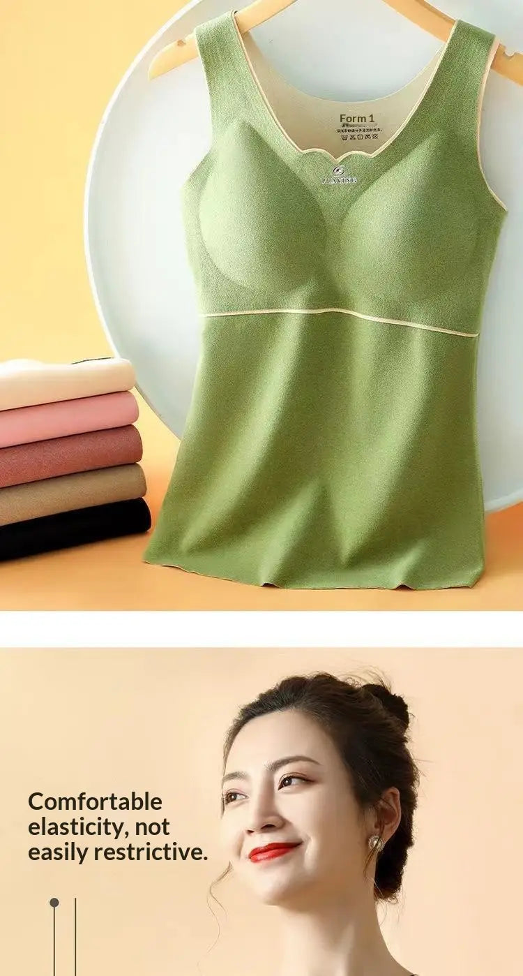 Ein weiches olivgrünes Thermounterhemd im Tank-Top-Stil aus Dermlin-Stoff mit integrierter Büste, mit schmeichelndem V-Ausschnitt und dezenten Details mit weißer Ziernaht.