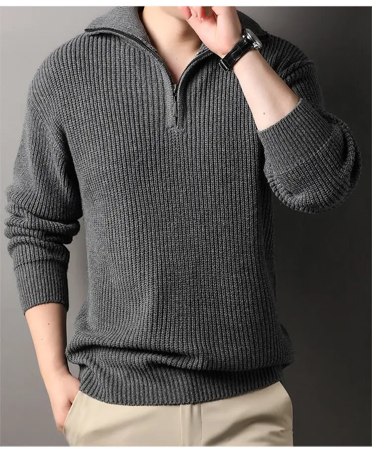 Herren-Halbrollkragenrippstrickpullover aus dunkelgrauem Strickstoff mit Halb-Zippkragen und langen Ärmeln.