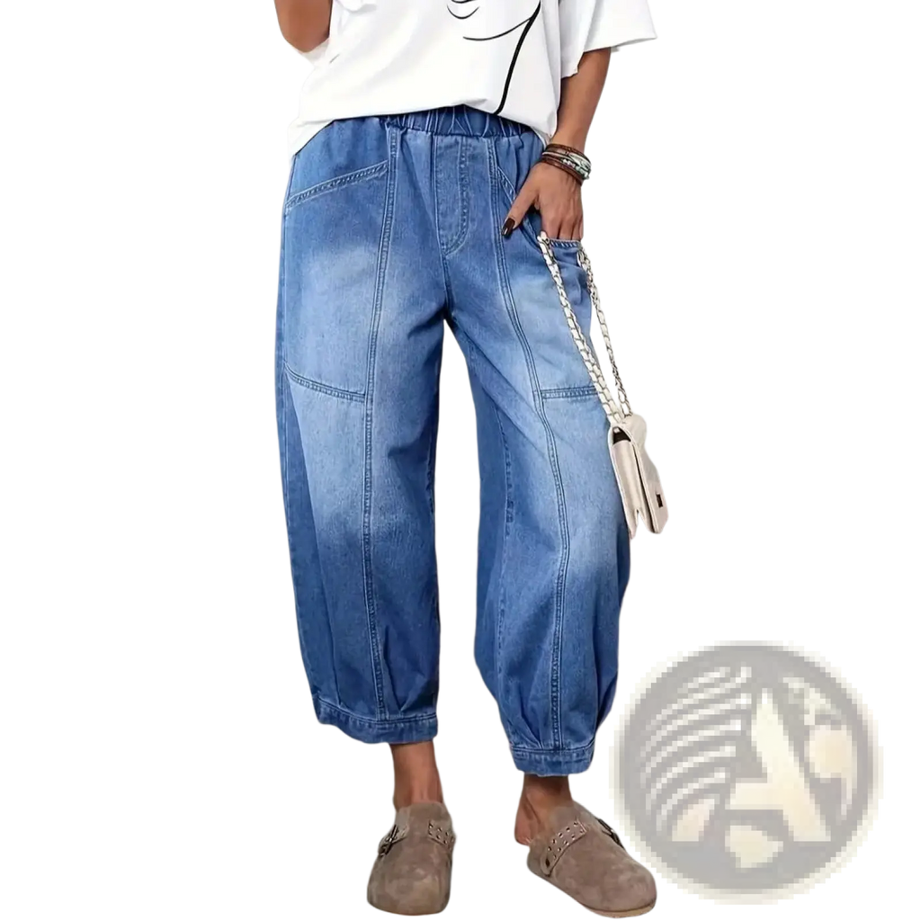 Denim capri pants high waisted in light wash with relaxed wide leg cut and elastic waistband made of denim