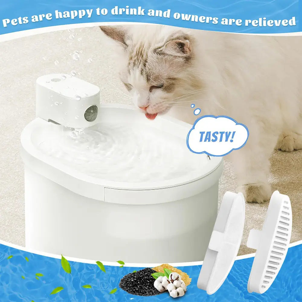 fontaine pour animaux de compagnie en plastique blanc, au design moderne et épuré, avec un petit distributeur d’eau en partie supérieure, destinée à être utilisée avec le filtre de remplacement pour fontaine pour animaux de compagnie et le kit de tampons en coton.
