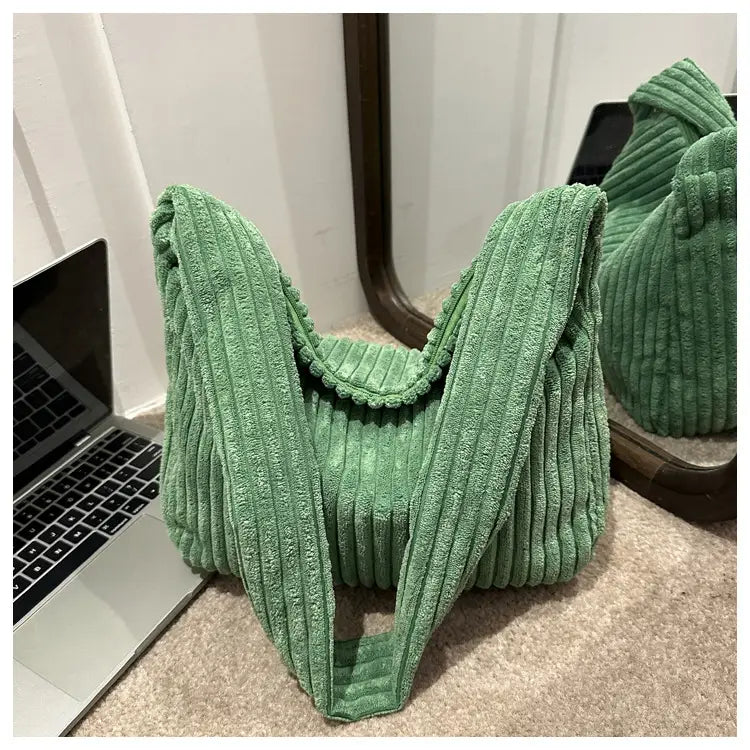 Weicher mintgrüner Corduroy-Schulterbeutel mit gerippter Textur und breiten Henkeln, ideal für minimalistisches Streetwear.