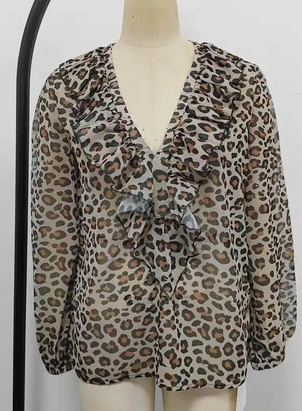 Una blusa translúcida de manga larga con estampado de leopardo en color beige y marrón, con detalles de volanteado en el escote en V y en la parte delantera.