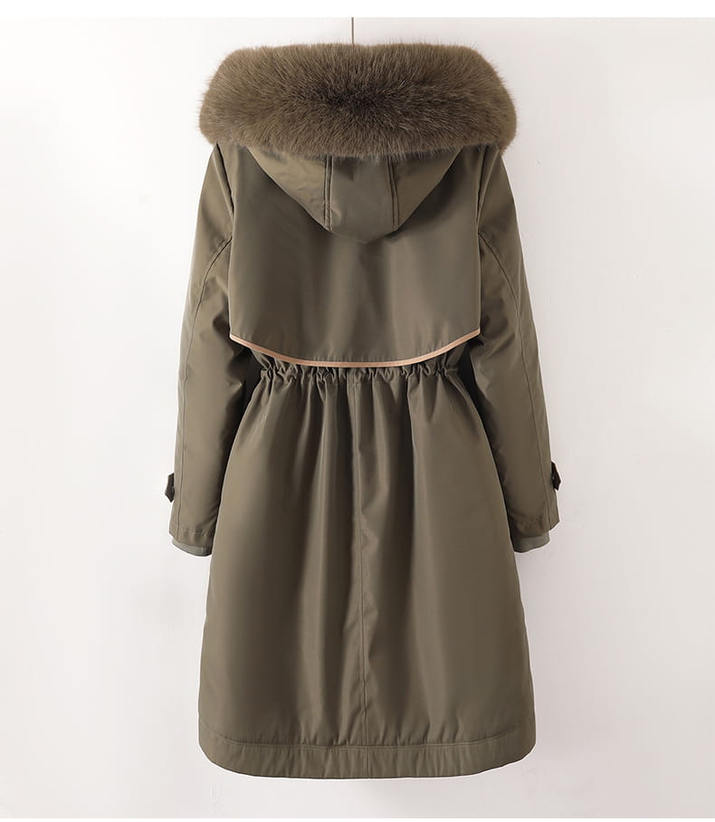 Damen-Winterfelljacke mit Kapuze und wattierter Polsterung in Olivgrün mit einer plüschigen braunen Fell-innenkapuze und dezentem beigem Zierbesatz am Taillenbund.