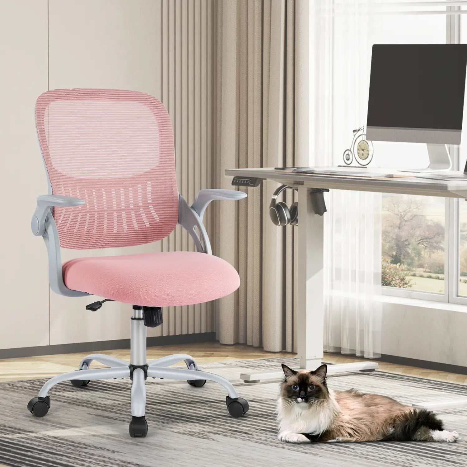 Chaise de bureau à maillage rose pour le dessin avec anneau pour les pieds réglable, dotée d’accoudoirs gris et d’une base, vue depuis l’arrière.
