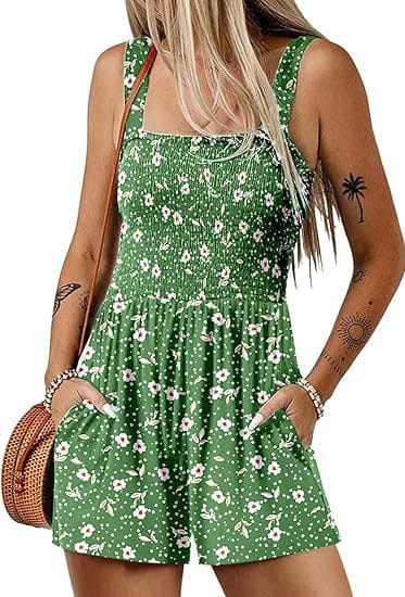 Mono sin mangas de estampado floral verde con flores blancas y verde claro, escote cuadrado y cintura elástica, perfecto para vestir en la playa durante el verano.