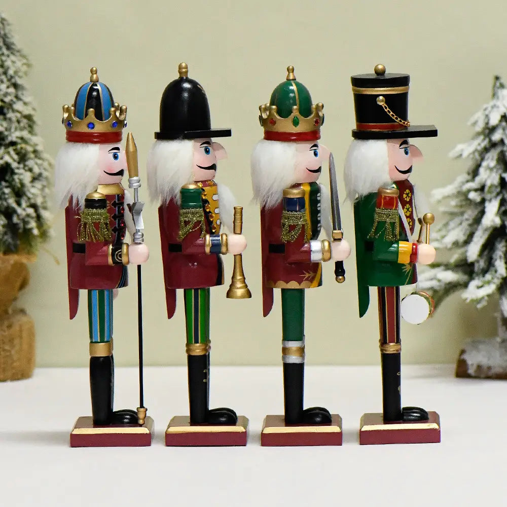 Vier kunstvoll bemalte hölzerne Nussknacker-Soldatenfiguren in detaillierter, königlicher Kleidung und mit Zubehör aus einem Weihnachtsdeko-Set in 30 cm.