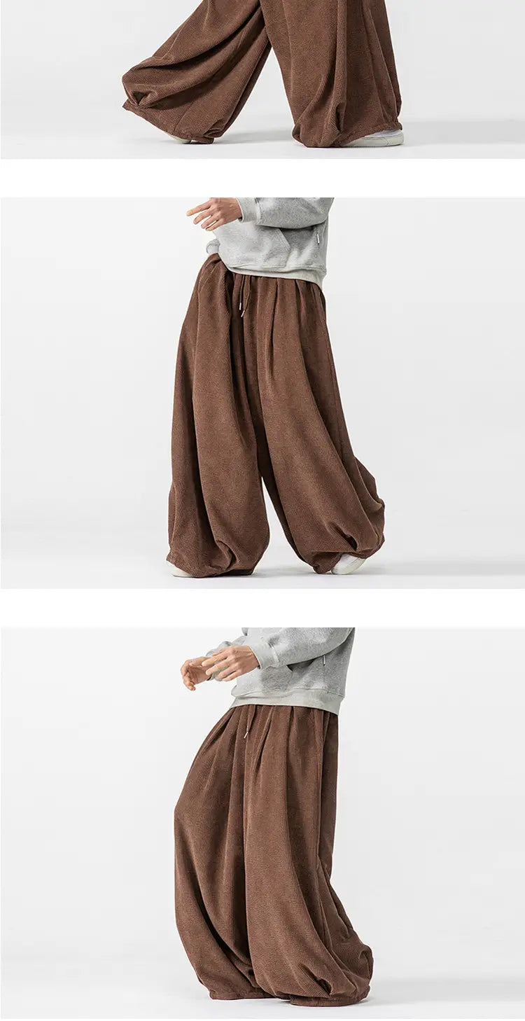 Pantalon en velours côtelé à jambes larges marron pour hommes, présentant une coupe ample, un tissu souple et fluide, ainsi qu’une ceinture élastique.