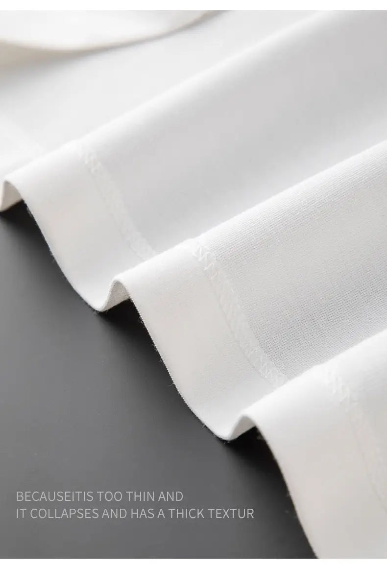 weißes, leichtes Gewebe mit dezenter Struktur und ordentlich gefalteten Kanten für ein Herren-Slim-Fit-Poloshirt aus melierter Baumwollmischung mit Strukturoptik