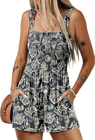 Mono sin mangas con estampado floral negro y blanco, escote cuadrado y cintura elástica, adecuado para vestir en la playa durante el verano.