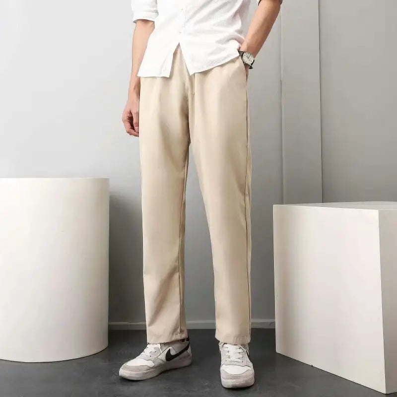 pantalon droit beige avec un détail discret de couture latérale, complétant les pantalons chino vert olive slim fit courts décontractés.
