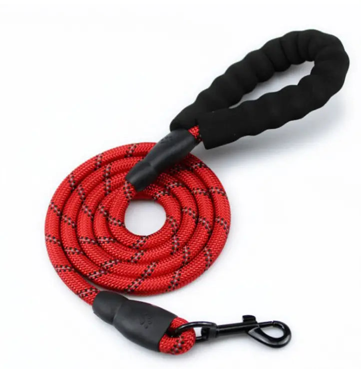 correa para perro reflectante con cuerda roja, mango ergonómico acolchado de espuma negra y broche metálico, para paseos seguros de la mascota.