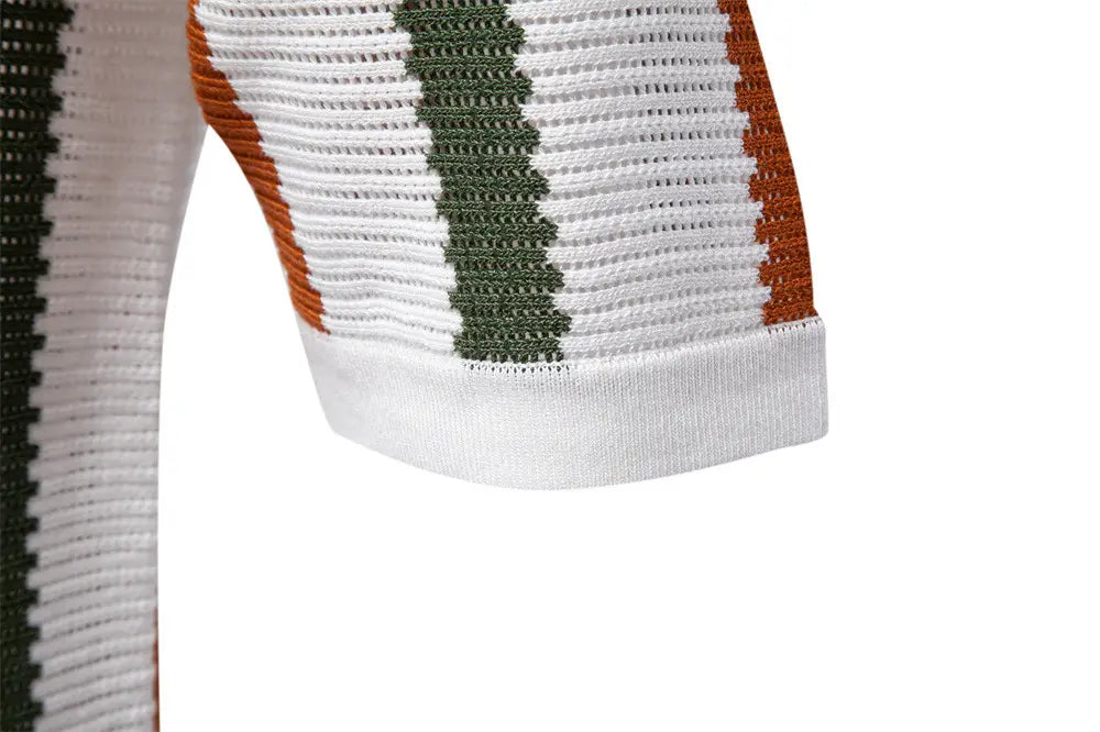 Gestricktes kurzärmliges Herren-Atmungsaktives Sommer-Poloshirt mit weiß-orange-olivgrünem gestreiftem Muster.