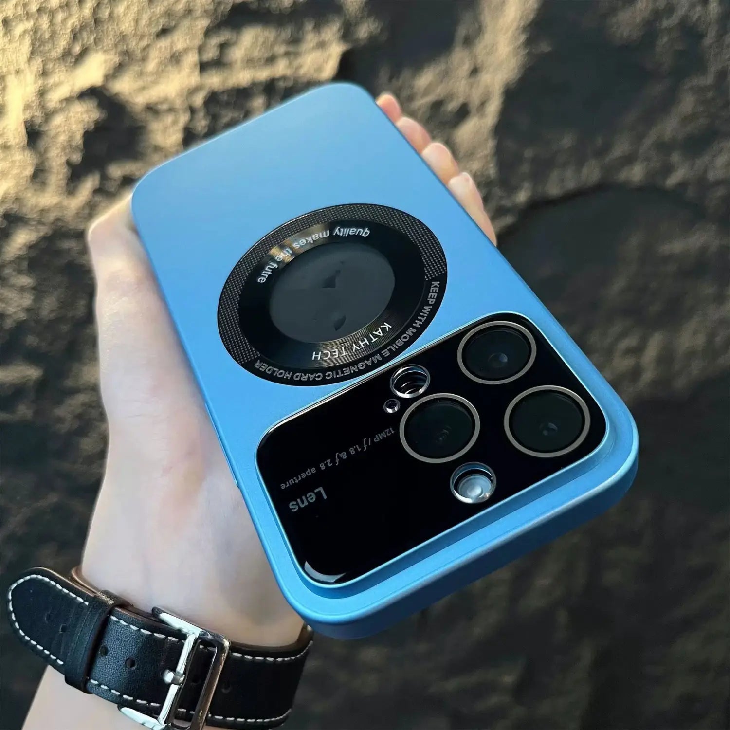 Die Rückseite einer eleganten hellblauen magnetischen Fensterhülle für iPhone 13 Pro Max mit einem schwarzen, kreisförmigen Magnetkartenhalter und präzisem Kameramedausschnitt-Design.